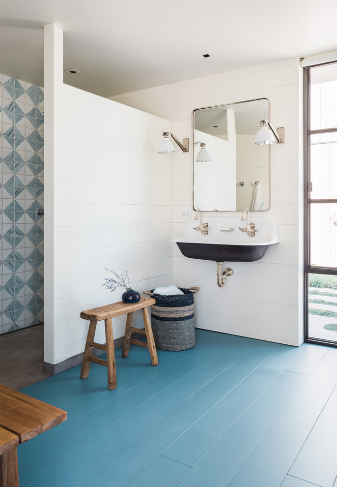 Пример оригинального дизайна: главная ванная комната в стиле кантри с душевой комнатой, синей плиткой, белой плиткой, белыми стенами, деревянным полом, подвесной раковиной, синим полом и открытым душем