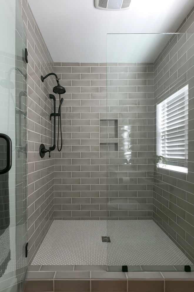 Imagen de cuarto de baño principal de estilo americano de tamaño medio con armarios estilo shaker, puertas de armario blancas, ducha esquinera, sanitario de una pieza, paredes blancas y lavabo bajoencimera