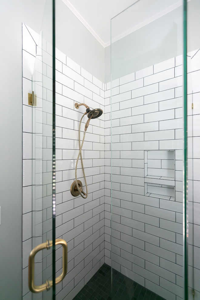 Foto di una stanza da bagno con doccia stile americano di medie dimensioni con ante in stile shaker, ante bianche, doccia ad angolo, WC monopezzo, pistrelle in bianco e nero, pareti bianche e lavabo sottopiano