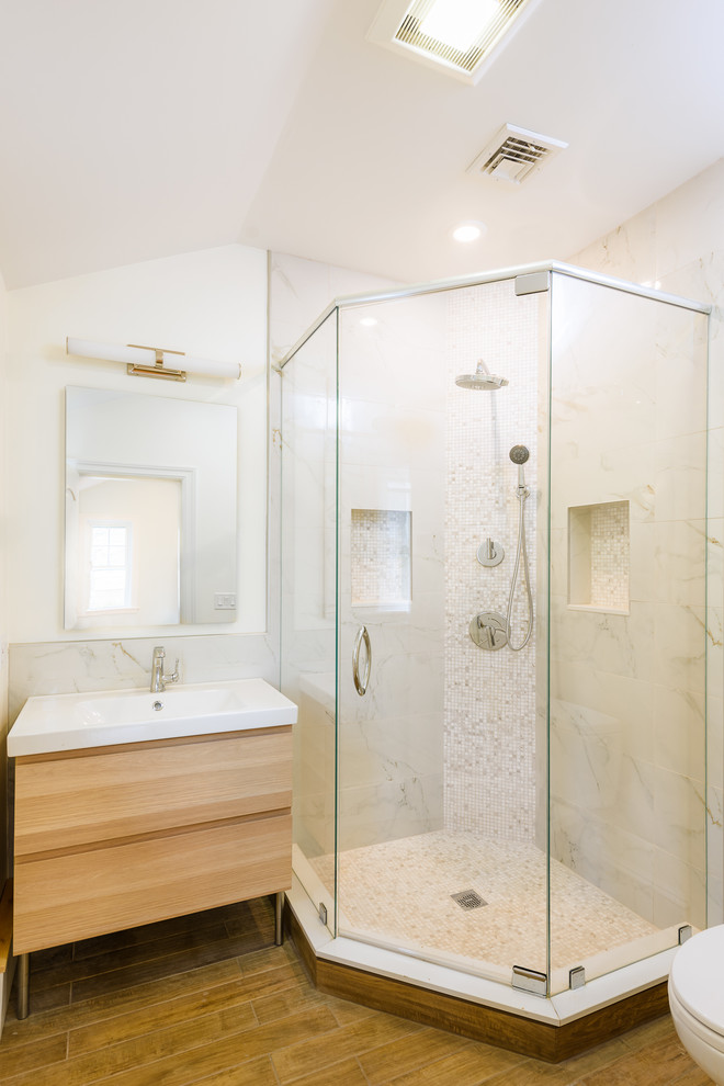 Diseño de cuarto de baño actual de tamaño medio con puertas de armario de madera clara y suelo de baldosas de porcelana