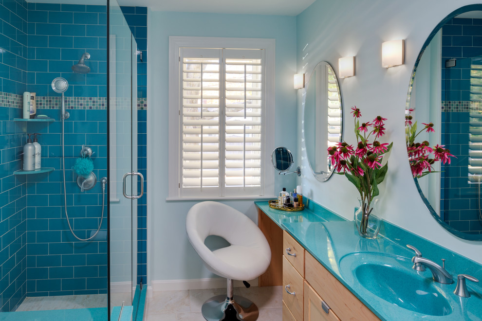 Esempio di una piccola stanza da bagno con doccia chic con ante lisce, ante in legno chiaro, doccia ad angolo, piastrelle blu, piastrelle diamantate, pareti blu, pavimento con piastrelle in ceramica, lavabo integrato e top in superficie solida