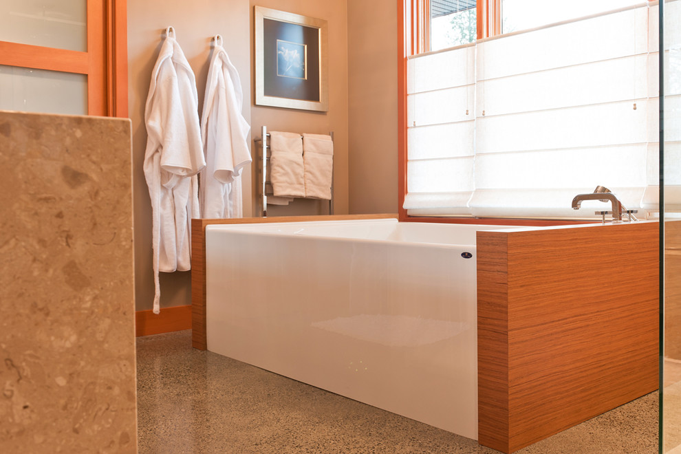 Modern inredning av ett stort en-suite badrum, med släta luckor, skåp i ljust trä, ett fristående badkar, flerfärgad kakel, mosaik, beige väggar, betonggolv, ett nedsänkt handfat och granitbänkskiva