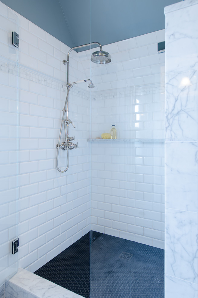 Foto på ett mellanstort vintage en-suite badrum, med skåp i shakerstil, en hörndusch, vit kakel, keramikplattor, blå väggar, klinkergolv i keramik, svart golv och dusch med gångjärnsdörr