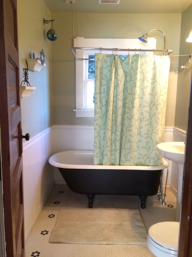 Inspiration för ett litet amerikanskt badrum, med ett badkar med tassar, en toalettstol med separat cisternkåpa, vit kakel, keramikplattor, gröna väggar, klinkergolv i keramik och ett piedestal handfat