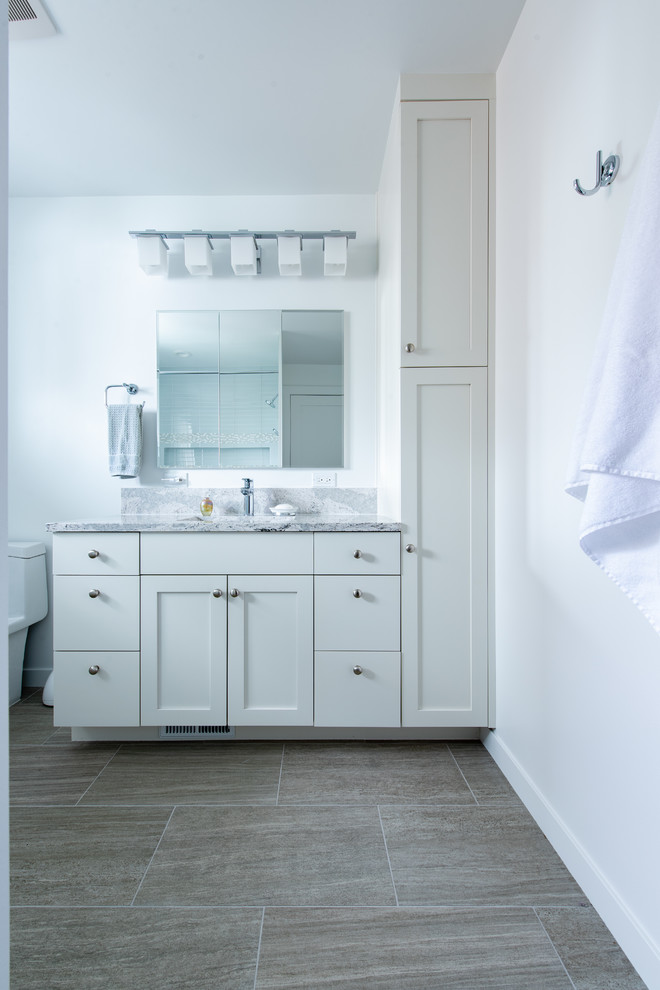 Inspiration för mellanstora moderna grått en-suite badrum, med skåp i shakerstil, vita skåp, vita väggar, klinkergolv i keramik, ett nedsänkt handfat, bänkskiva i kvartsit och grått golv