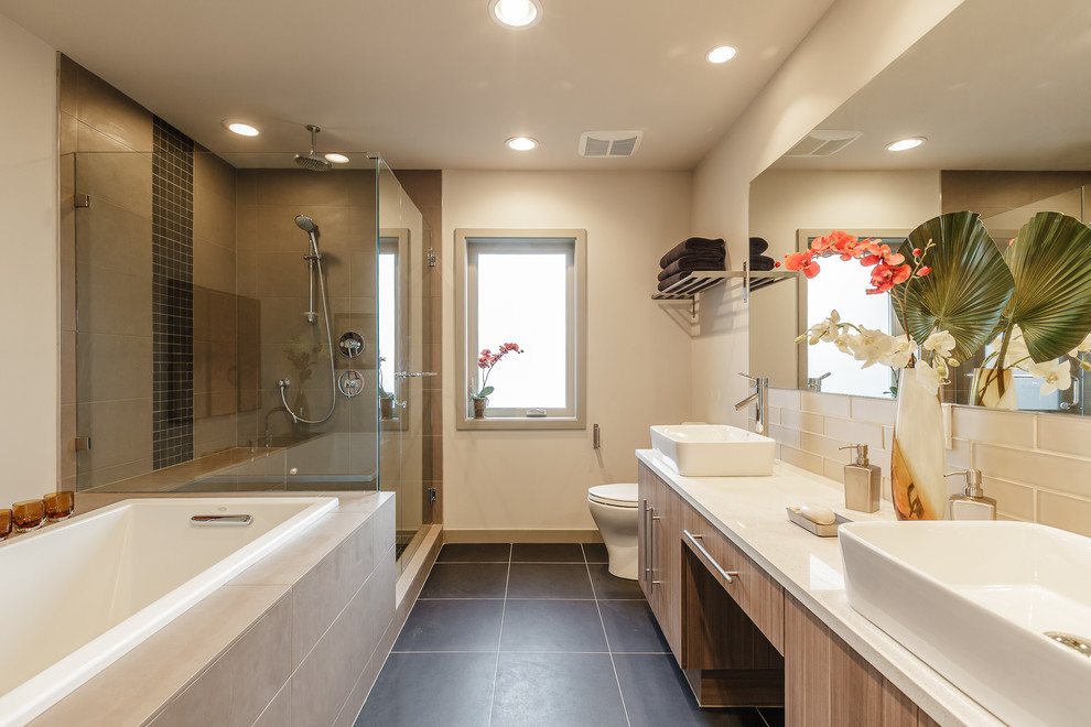 Modelo de cuarto de baño contemporáneo con lavabo sobreencimera y encimeras blancas