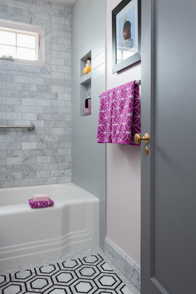 На фото: маленькая ванная комната в стиле неоклассика (современная классика) с фасадами в стиле шейкер, темными деревянными фасадами, ванной в нише, душем над ванной, унитазом-моноблоком, серой плиткой, керамической плиткой, розовыми стенами, полом из мозаичной плитки, душевой кабиной, врезной раковиной и мраморной столешницей для на участке и в саду