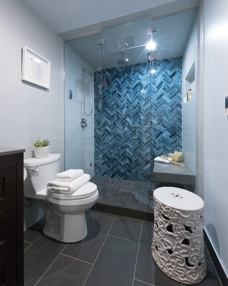 Inspiration för ett litet eklektiskt badrum med dusch, med skåp i shakerstil, skåp i mörkt trä, en dubbeldusch, en toalettstol med hel cisternkåpa, grå kakel, mosaik, blå väggar, klinkergolv i porslin, ett undermonterad handfat och bänkskiva i kvarts