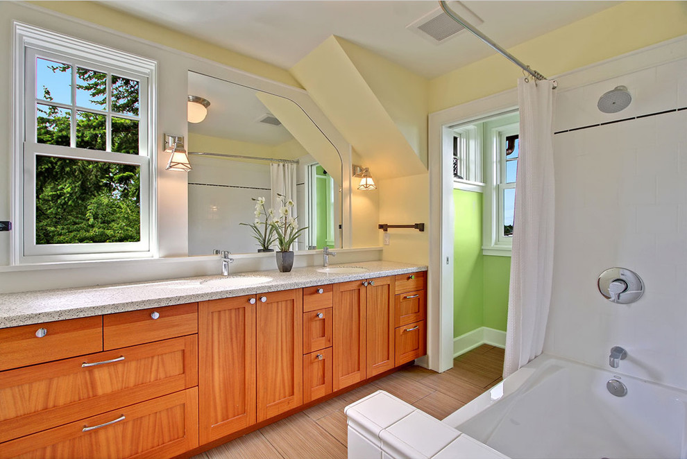Bild på ett mellanstort badrum, med skåp i shakerstil, skåp i mellenmörkt trä, ett badkar i en alkov, en dusch/badkar-kombination, gula väggar, klinkergolv i porslin, ett undermonterad handfat, beiget golv och dusch med duschdraperi