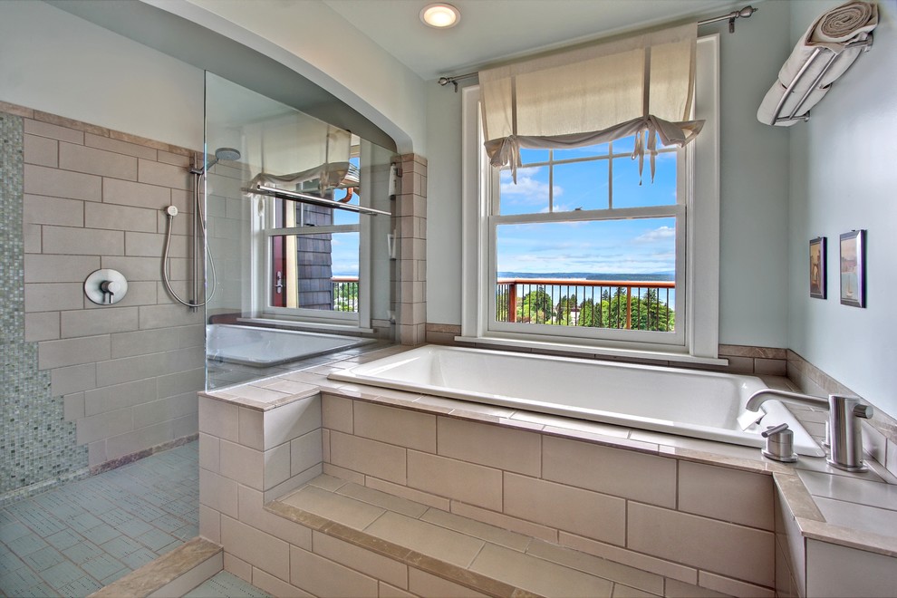 Cette photo montre une douche en alcôve craftsman avec une baignoire posée, un carrelage beige et une fenêtre.