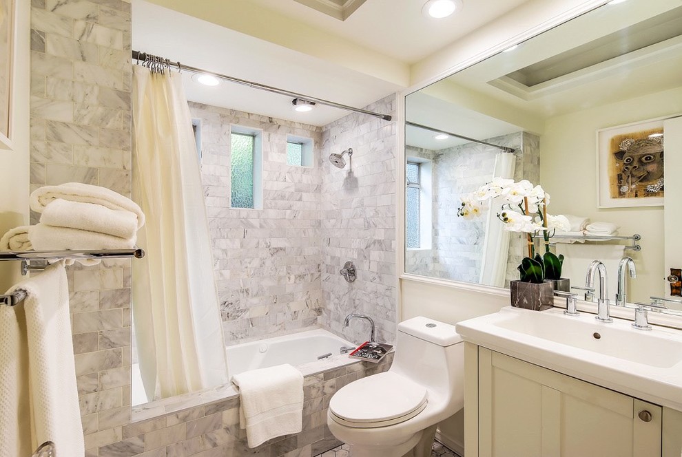 Foto på ett amerikanskt flerfärgad badrum, med ett fristående badkar, en hörndusch, vit kakel, tunnelbanekakel, flerfärgade väggar, klinkergolv i porslin, ett undermonterad handfat, bänkskiva i kvarts, flerfärgat golv och dusch med gångjärnsdörr