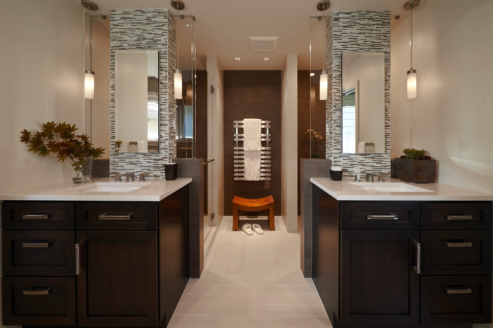 Großes Modernes Badezimmer En Suite mit Schrankfronten im Shaker-Stil, dunklen Holzschränken, weißer Wandfarbe, Unterbauwaschbecken, Quarzit-Waschtisch, grauem Boden und Falttür-Duschabtrennung in Seattle