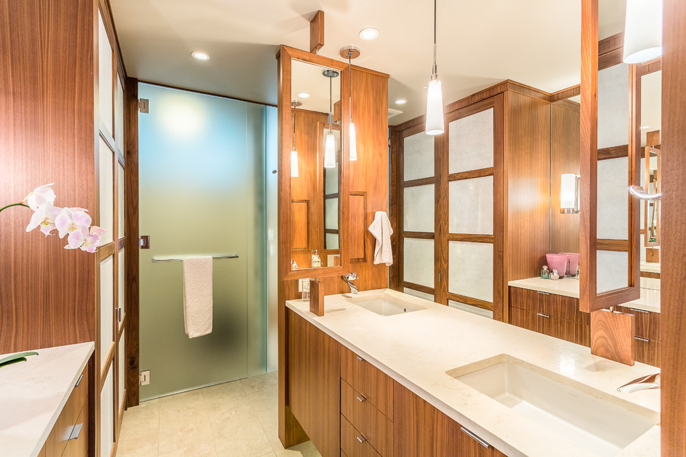 Ejemplo de cuarto de baño contemporáneo con lavabo bajoencimera, armarios con paneles lisos y puertas de armario de madera oscura