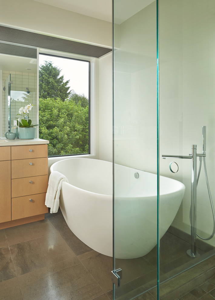 Idéer för mellanstora funkis en-suite badrum, med skåp i ljust trä, ett fristående badkar, en hörndusch, vit kakel, keramikplattor och vita väggar