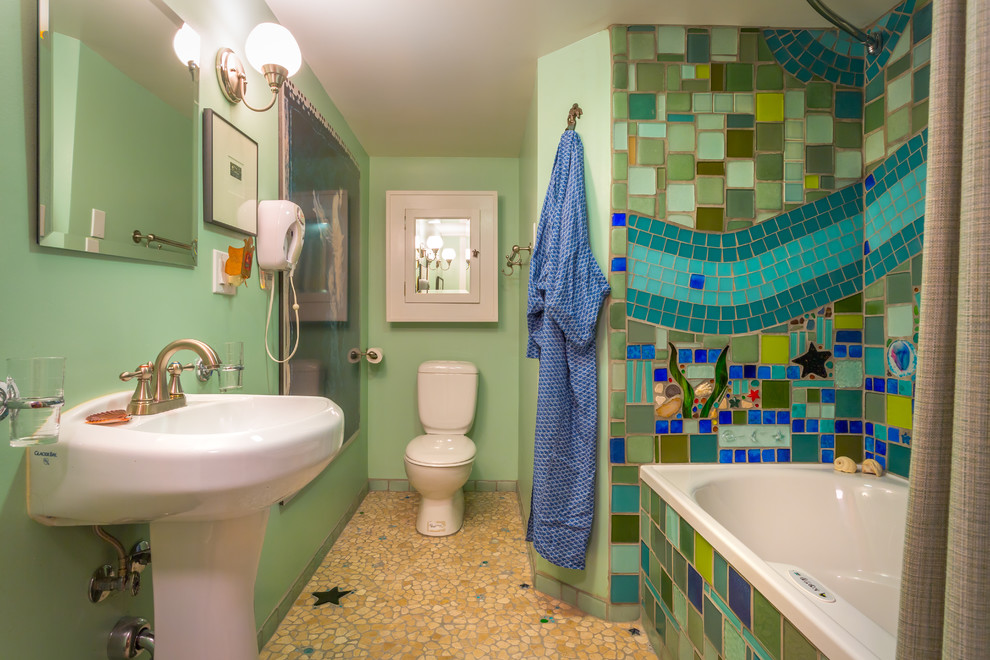 Foto de cuarto de baño rectangular marinero con baldosas y/o azulejos en mosaico, lavabo con pedestal y baldosas y/o azulejos verdes