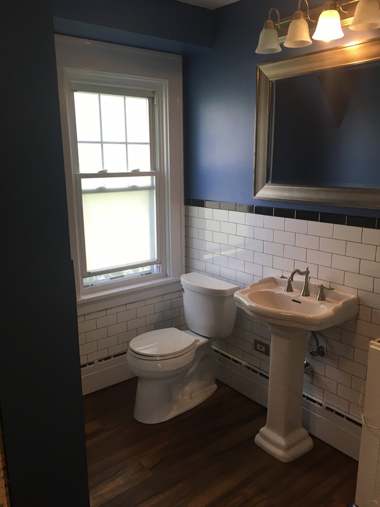 ニューヨークにあるお手頃価格の小さなトランジショナルスタイルのおしゃれな子供用バスルーム (アルコーブ型シャワー、分離型トイレ、モノトーンのタイル、セラミックタイル、青い壁、リノリウムの床、ペデスタルシンク、茶色い床、引戸のシャワー) の写真