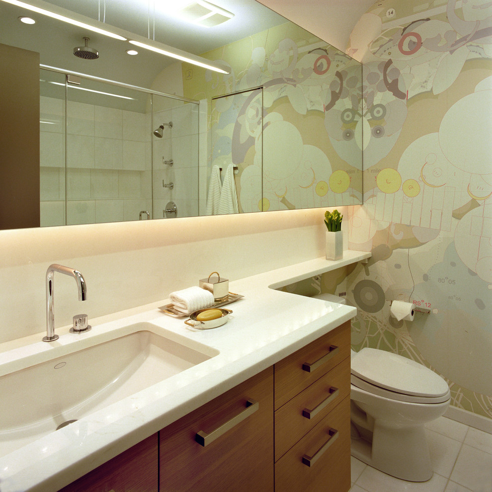 Стильный дизайн: ванная комната: освещение в современном стиле с врезной раковиной - последний тренд