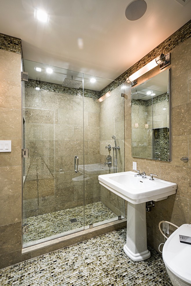 Esempio di una stanza da bagno per bambini tradizionale di medie dimensioni con piastrelle marroni, piastrelle a mosaico, bidè, lavabo a colonna e pavimento con piastrelle in ceramica