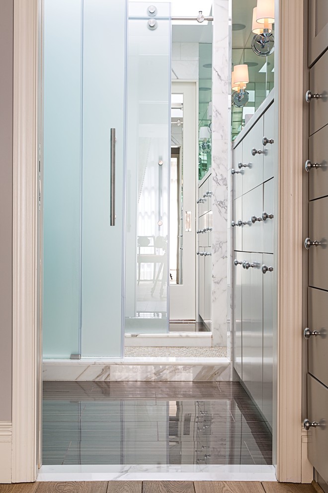 Idée de décoration pour une petite salle de bain minimaliste avec un placard à porte plane, des portes de placard grises, un carrelage blanc, un carrelage de pierre, un lavabo de ferme, un mur gris, un sol en marbre, une douche ouverte et WC suspendus.