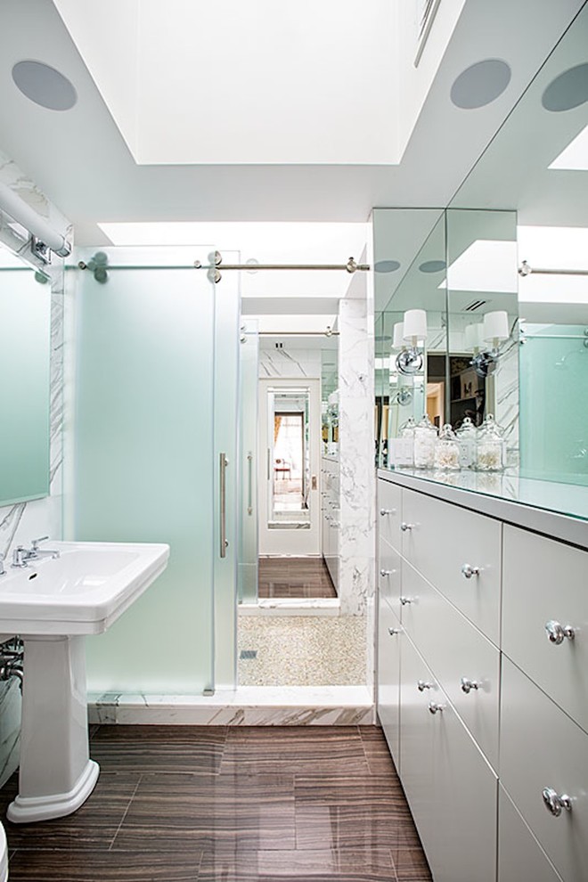 Esempio di una stanza da bagno moderna con ante lisce, ante grigie, lavabo a colonna, pareti grigie, pavimento in marmo, doccia aperta, WC sospeso, piastrelle bianche e piastrelle in pietra