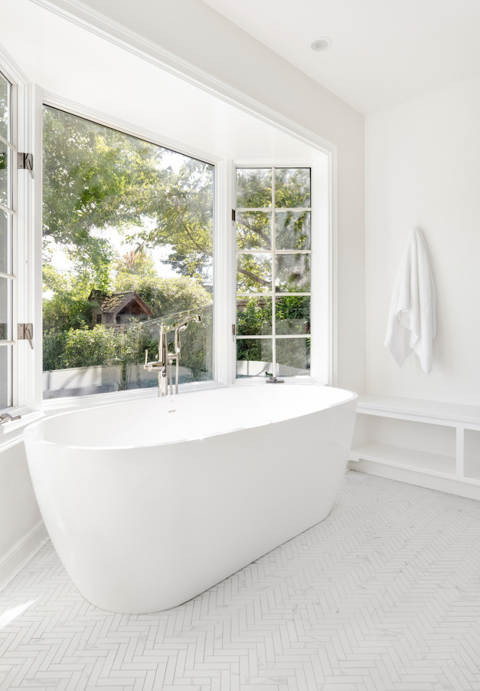 ポートランドにある広いトランジショナルスタイルのおしゃれなマスターバスルーム (置き型浴槽、白い壁、白い床) の写真