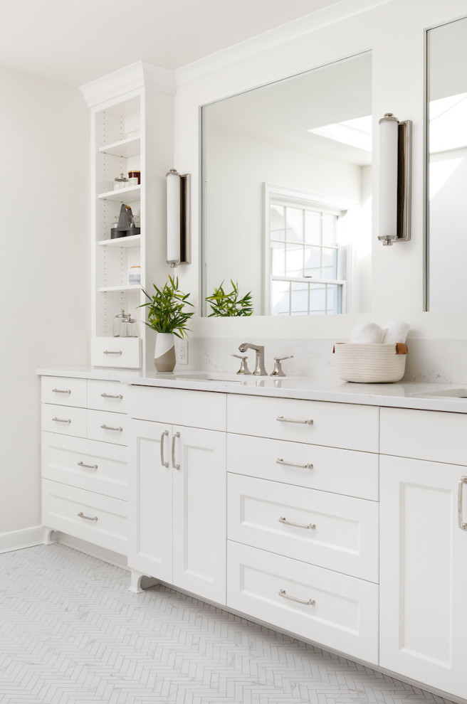 Klassisk inredning av ett stort vit vitt en-suite badrum, med vita väggar, bänkskiva i kvarts, vitt golv, luckor med infälld panel, vita skåp, ett undermonterad handfat och ett fristående badkar