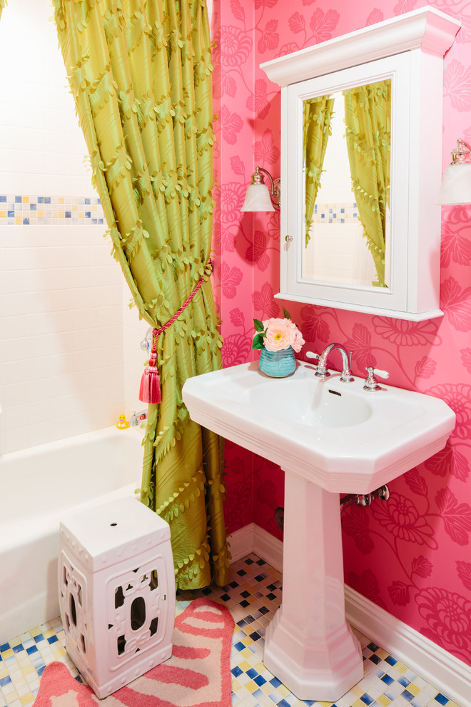 Источник вдохновения для домашнего уюта: ванная комната в классическом стиле с раковиной с пьедесталом, ванной в нише, душем над ванной и полом из мозаичной плитки