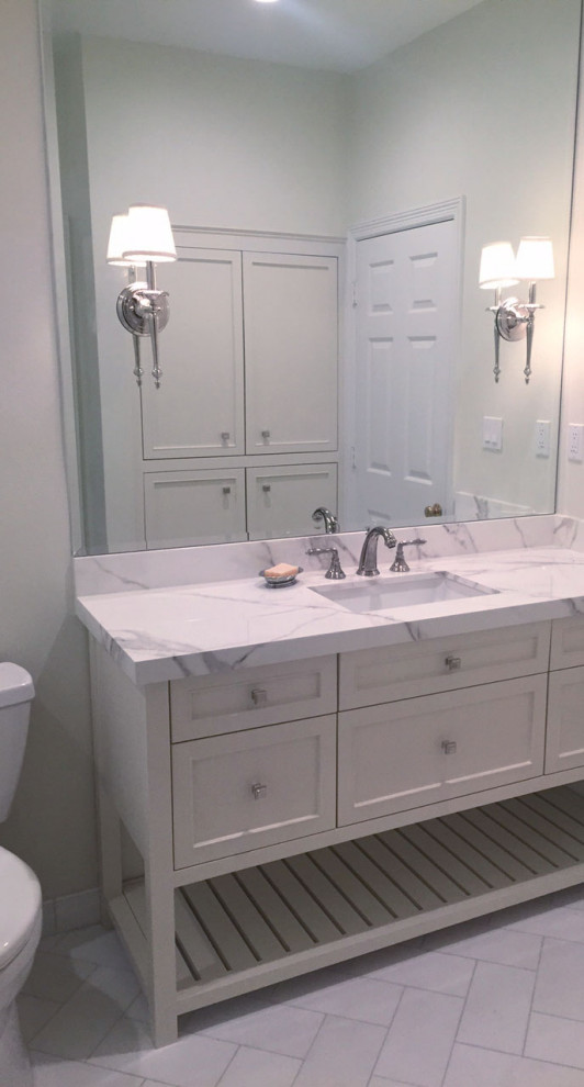 Exempel på ett stort modernt vit vitt badrum för barn, med skåp i shakerstil, vita skåp, ett badkar i en alkov, en dusch i en alkov, en toalettstol med separat cisternkåpa, vit kakel, marmorkakel, vita väggar, marmorgolv, ett undermonterad handfat, bänkskiva i akrylsten, vitt golv och dusch med gångjärnsdörr