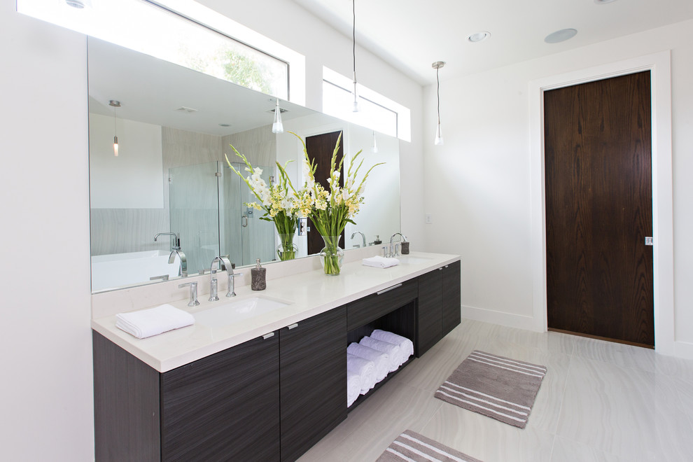 Ispirazione per una stanza da bagno minimal con vasca freestanding e piastrelle beige