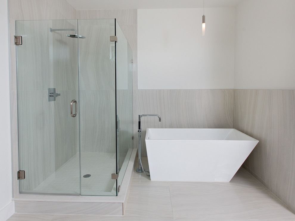 Cette photo montre une salle de bain tendance avec une baignoire indépendante, une douche d'angle, un carrelage beige, un mur blanc et un sol en carrelage de céramique.
