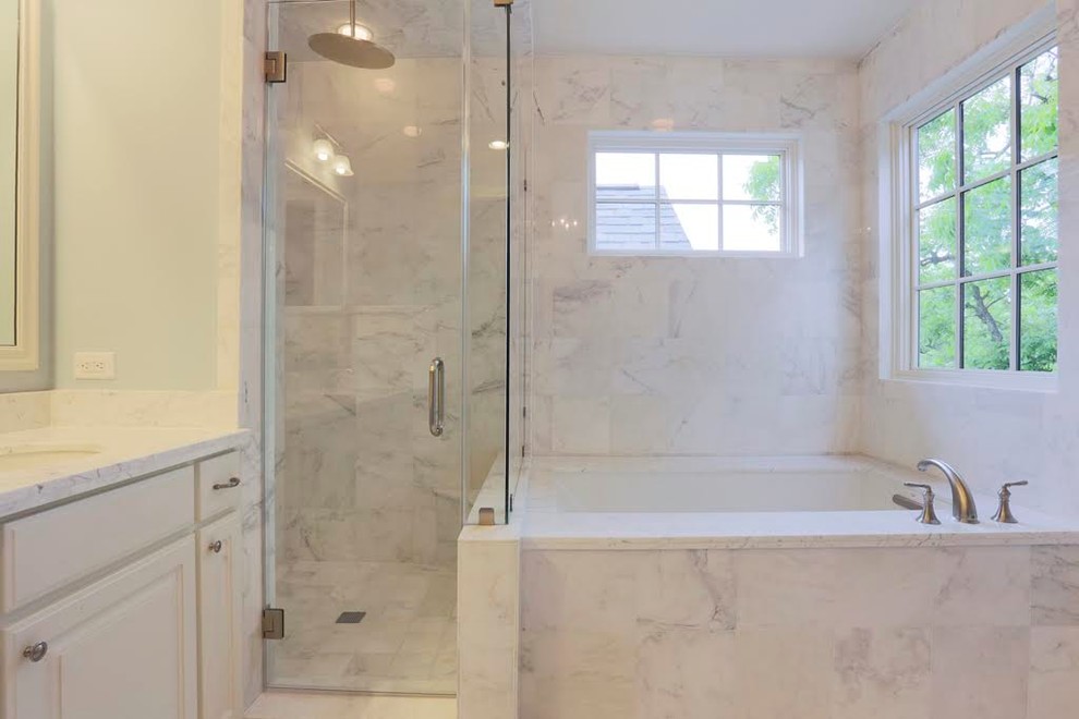 Klassisk inredning av ett mellanstort badrum, med ett badkar i en alkov, en dusch i en alkov, grå kakel, marmorkakel, grå väggar och dusch med gångjärnsdörr