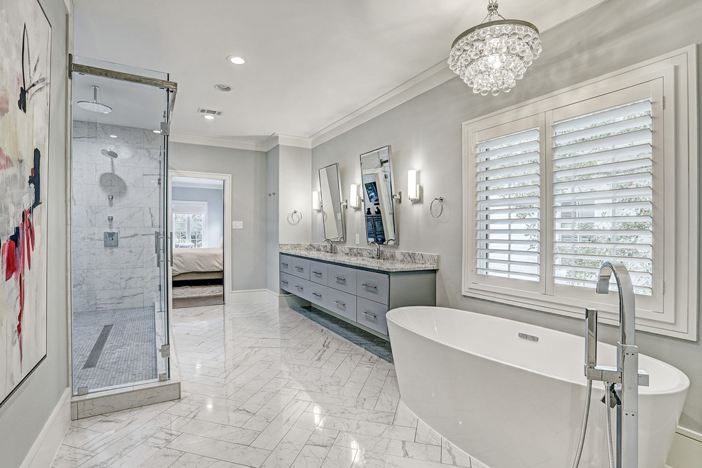 Inspiration för ett mellanstort vintage grå grått badrum, med släta luckor, blå skåp, ett fristående badkar, grå kakel, marmorkakel, marmorgolv, bänkskiva i kvartsit, grått golv, en dusch i en alkov, grå väggar, ett undermonterad handfat och dusch med gångjärnsdörr