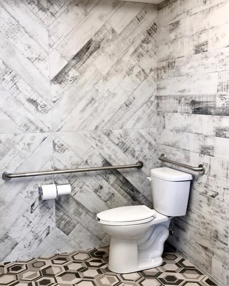 Imagen de cuarto de baño contemporáneo de tamaño medio con baldosas y/o azulejos grises, baldosas y/o azulejos de porcelana, suelo de baldosas de porcelana y suelo gris