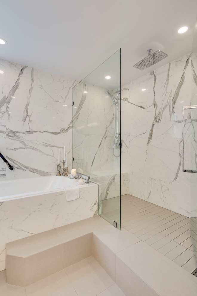 Bild på ett en-suite badrum, med ett platsbyggt badkar, en öppen dusch, svart och vit kakel, porslinskakel, klinkergolv i porslin och grått golv