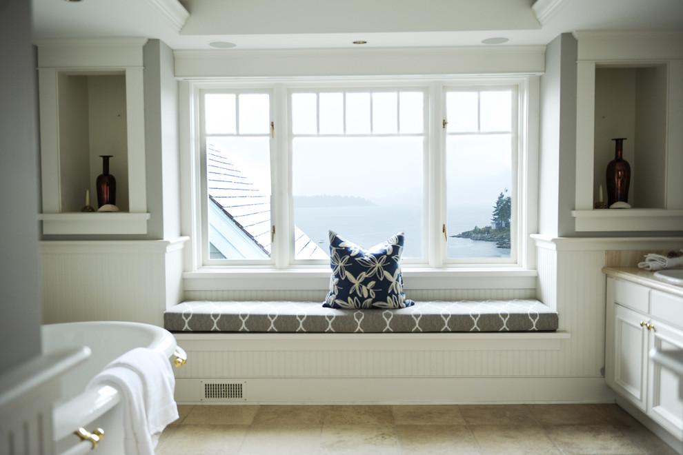 Großes Maritimes Badezimmer En Suite mit grauer Wandfarbe, hellem Holzboden, flächenbündigen Schrankfronten, freistehender Badewanne und buntem Boden in Vancouver