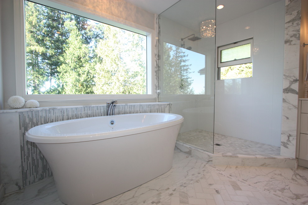 Свежая идея для дизайна: ванная комната в стиле неоклассика (современная классика) с отдельно стоящей ванной, двойным душем, белой плиткой, каменной плиткой, белыми стенами и мраморным полом - отличное фото интерьера