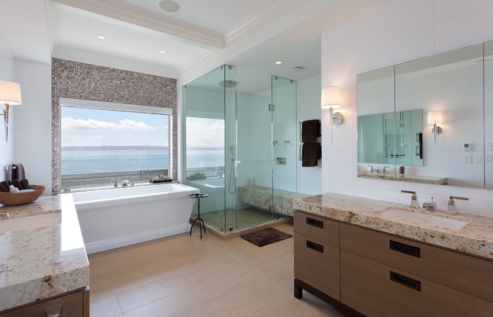 Cette photo montre une salle de bain tendance avec une baignoire indépendante et un plan de toilette en granite.