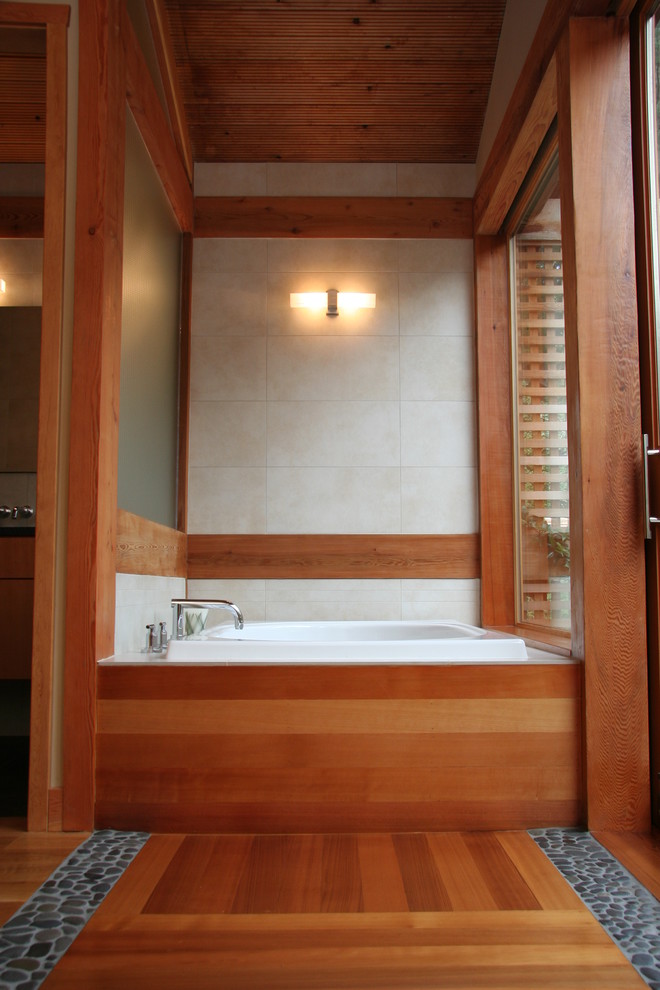 Пример оригинального дизайна: ванная комната в стиле модернизм с накладной ванной и бежевой плиткой