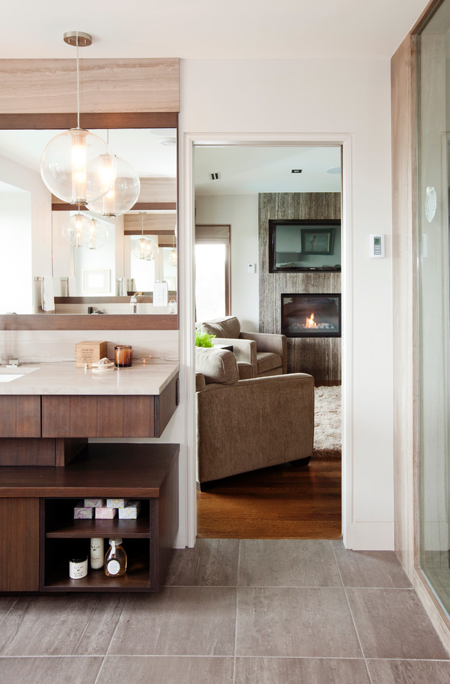 Inspiration för stora moderna en-suite badrum, med släta luckor, skåp i mörkt trä, beige väggar, klinkergolv i porslin, ett undermonterad handfat och brunt golv