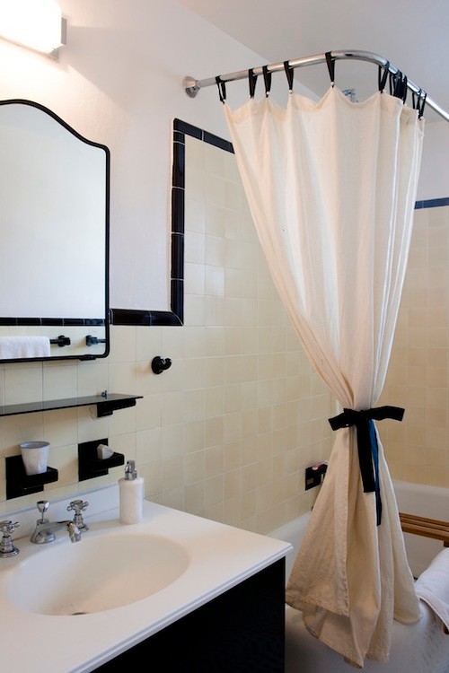 Ejemplo de cuarto de baño principal clásico pequeño con baldosas y/o azulejos blancos y paredes blancas