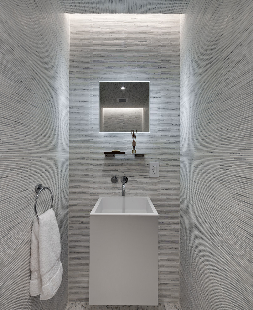 Стильный дизайн: ванная комната в современном стиле с подвесной раковиной, серой плиткой и плиткой мозаикой - последний тренд