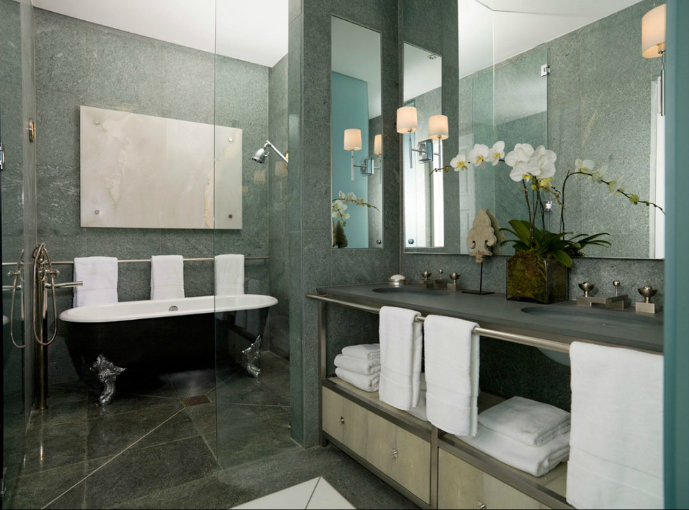 Bild på ett mellanstort vintage en-suite badrum, med släta luckor, skåp i slitet trä, ett badkar med tassar, en dusch/badkar-kombination, bänkskiva i akrylsten, grå kakel, cementkakel, grå väggar och betonggolv