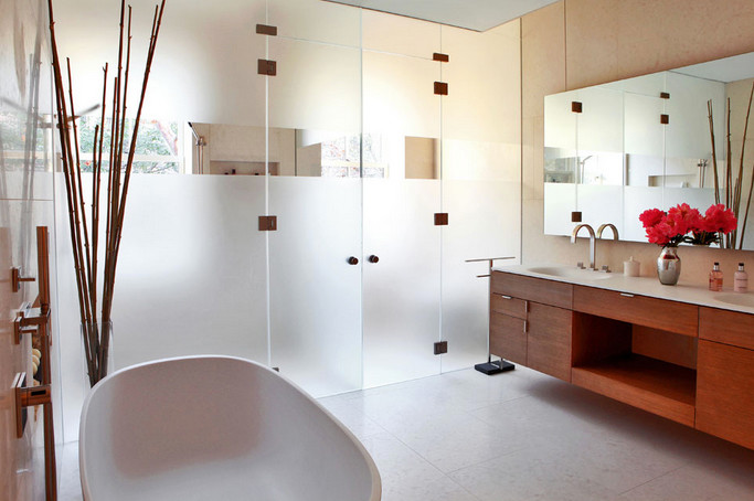 Ejemplo de cuarto de baño principal contemporáneo con bañera con patas y ducha abierta