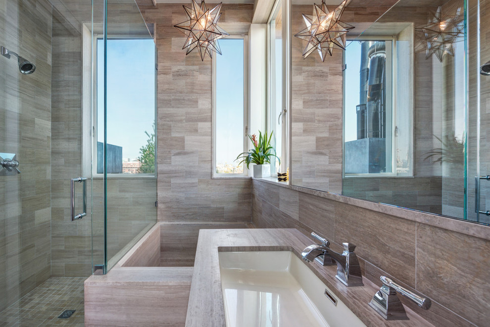 Источник вдохновения для домашнего уюта: ванная комната в стиле неоклассика (современная классика) с врезной раковиной, угловым душем, бежевой плиткой и окном
