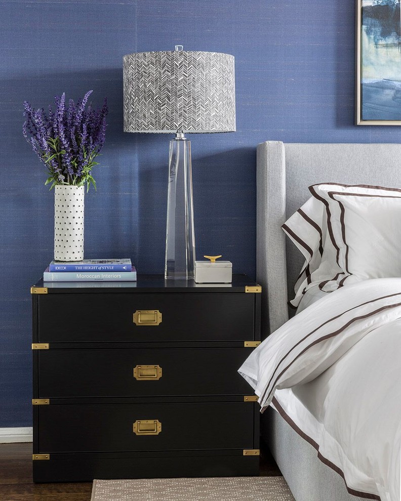 Immagine di una camera da letto chic con pareti blu, parquet scuro e pavimento marrone