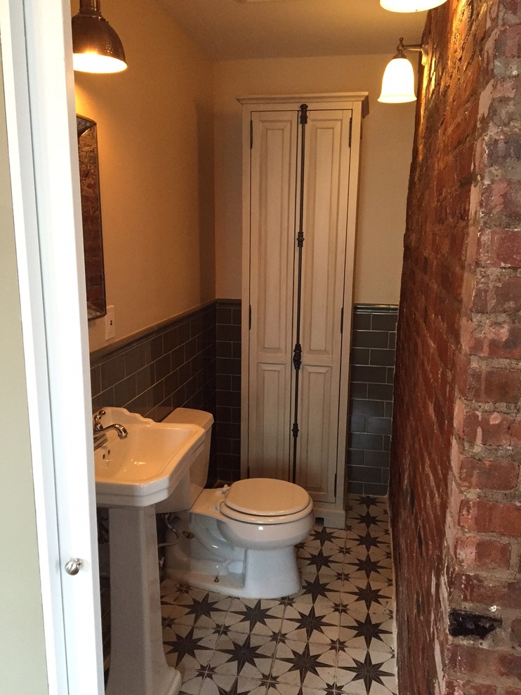 Imagen de cuarto de baño rural pequeño con sanitario de una pieza, paredes beige, suelo con mosaicos de baldosas, aseo y ducha y lavabo tipo consola