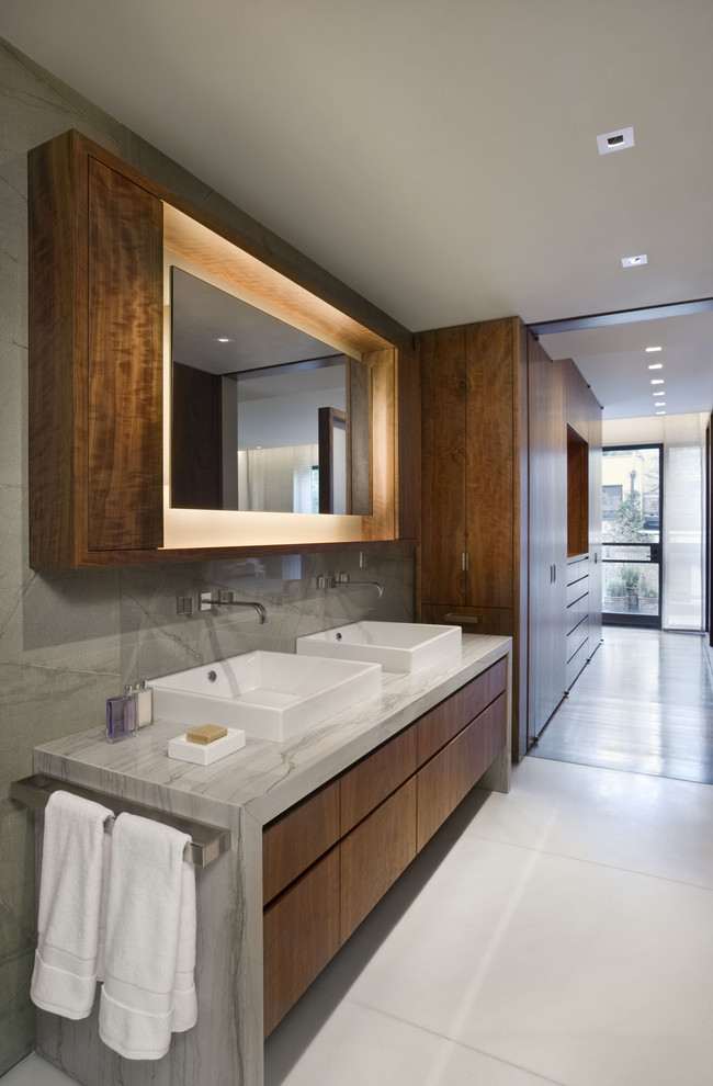 Imagen de cuarto de baño rectangular contemporáneo con lavabo sobreencimera
