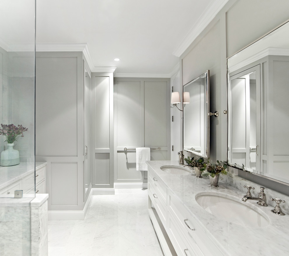 Стильный дизайн: большая главная ванная комната в стиле неоклассика (современная классика) с фасадами в стиле шейкер, белыми фасадами, белой плиткой, каменной плиткой, серыми стенами, темным паркетным полом и мраморной столешницей - последний тренд