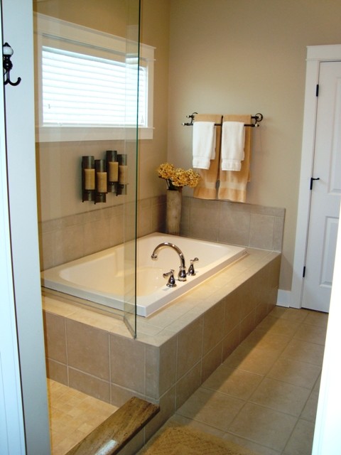 Inspiration for a classic bathroom in Grand Rapids.
