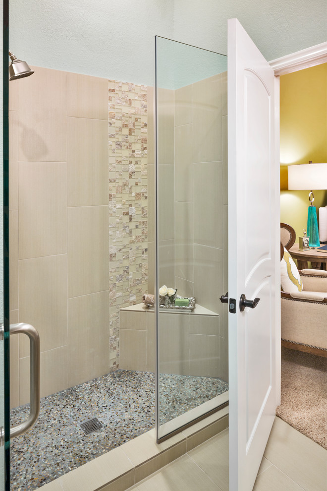 Inspiration för mellanstora klassiska badrum med dusch, med ett nedsänkt handfat, möbel-liknande, skåp i ljust trä, granitbänkskiva, en dusch i en alkov, en toalettstol med separat cisternkåpa, beige kakel, mosaik, gröna väggar och klinkergolv i keramik